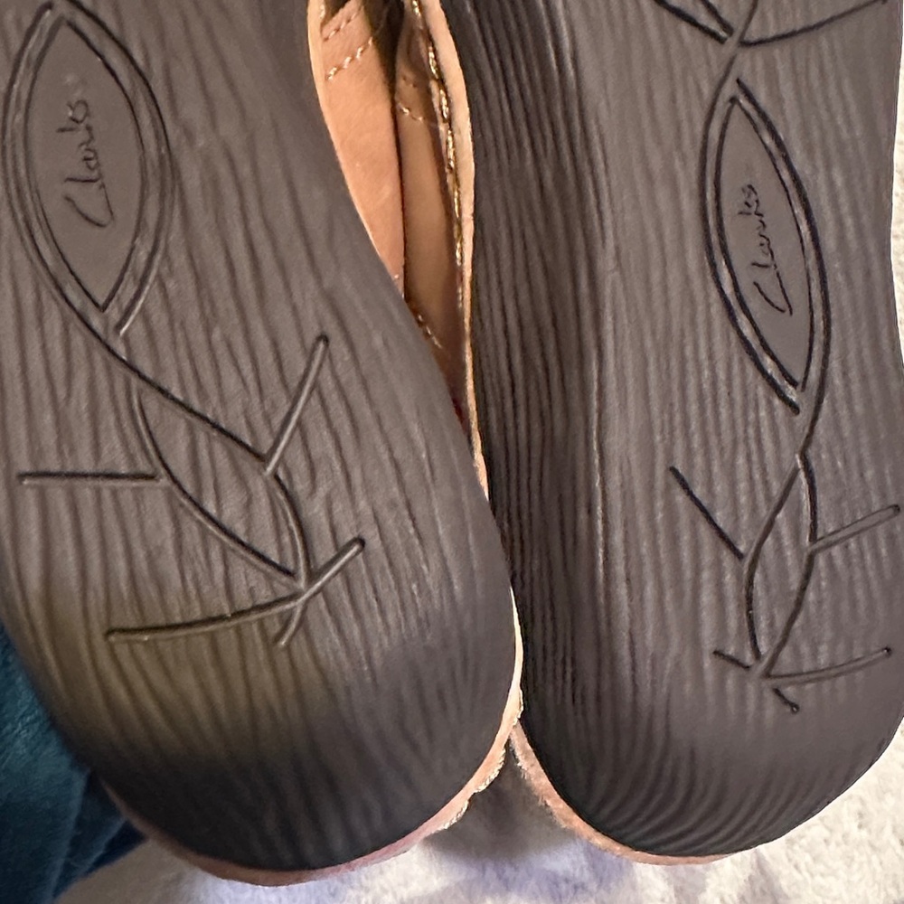 Clarks Women's Brown Leather Slip on Floral Sandals size 8.5 - Picture 6 of 6